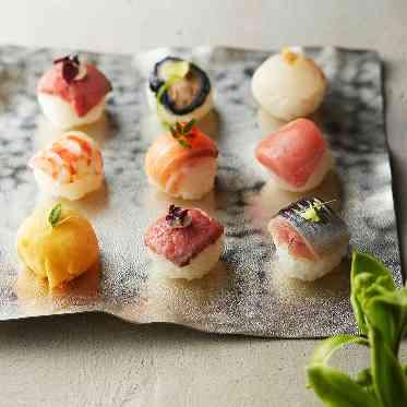 可愛らしい手毬寿司は食べやすく、料理にも華を添える一品に