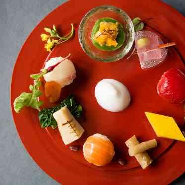 KIYOMIZU京都東山 器にもこだわって。鮮やかな一皿を見てゲストも思わず笑顔に。