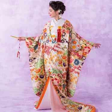 KIYOMIZU京都東山 柄も古典や吉祥文様、季節の花々などさまざまにあり、試着を重ねて自分に合った一着を