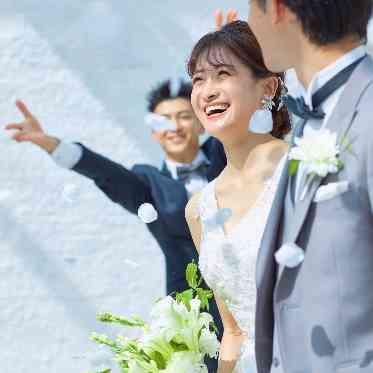 リバースイート京都鴨川迎賓館 天井に流れる聖流水をくぐりぬけた
祝福の太陽光が会場内に光のゆらめきを醸し出す!