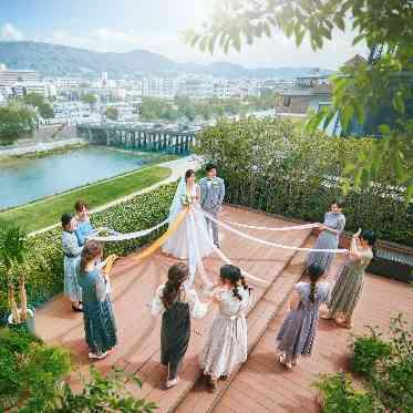 リバースイート京都鴨川迎賓館 挙式後に屋上テラスセレモニー
ブーケプルズやバルーンリリースなど
演出多数♪