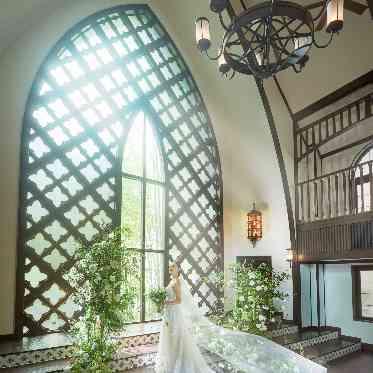 FORTUNE GARDEN KYOTO (フォーチュンガーデン京都) 正面の大きな窓からはあたたかい自然光が降り注ぎます