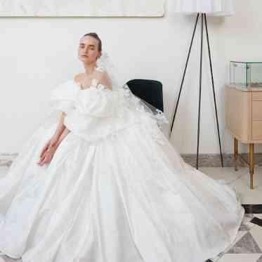 FORTUNE GARDEN KYOTO (フォーチュンガーデン京都) 上質な生地は柔らかな光を集めて花嫁を引き立たせます