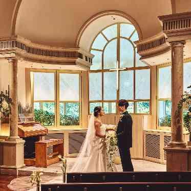 ウェスティンホテル東京 正面からの優しい自然光がドレスを美しくみせてくれる