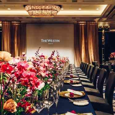 ウェスティンホテル東京 ネイビーにピンクのお花が映えます