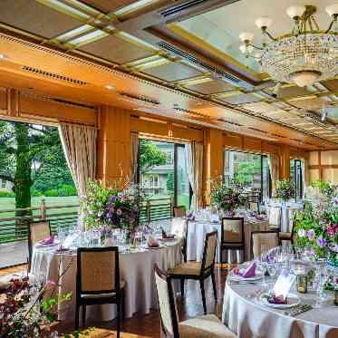 明治神宮・明治記念館 「若竹」~74名様 1階
広大な庭園をふたりでゆっくりと歩む入場シーンが印象的