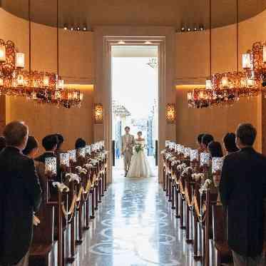 覚王山ル・アンジェ教会 入場時には自然光がおふたりを包み込み、うっとりするほど神秘的なシーンに