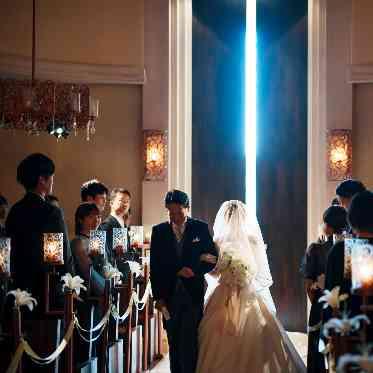 覚王山ル・アンジェ教会 入場時には自然光がおふたりを包み込み、うっとりするほど神秘的なシーンに