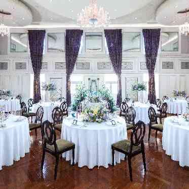 覚王山ル・アンジェ教会 バカラのシャンデリアが煌めく 気品溢れる 優雅な空間