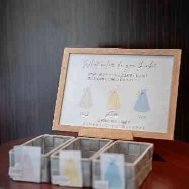 覚王山ル・アンジェ教会 カラードレスの色あてクイズも人気の演出です