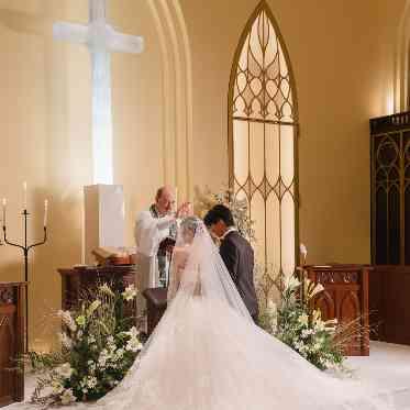 赤坂ル・アンジェ教会 本物の教会だからこそ、祈りの際は手を組み、ふたりの結婚を強く結び付ける