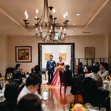 赤坂ル・アンジェ教会 白を基調とした会場に赤いカラードレスが綺麗に映える。