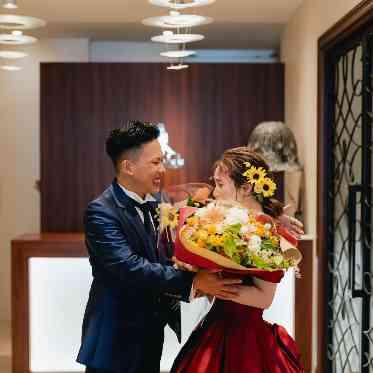 赤坂ル・アンジェ教会 サプライズで花束のプレゼント。結婚式に伝える想いは心に刻まれる特別な言葉