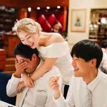 赤坂ル・アンジェ教会 涙ぐみながら祝福を伝えるゲストの姿