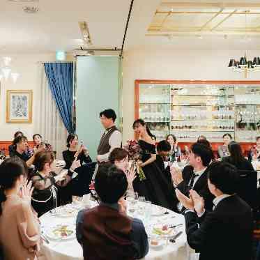 赤坂ル・アンジェ教会 自然光差し込む明るいパーティ会場は、ゲストと距離近く楽しめる、アットホームな空間