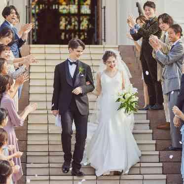 ゲストからは祝福のフラワーシャワーも