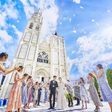 青い空と白亜の大聖堂のコントラストを楽しんで