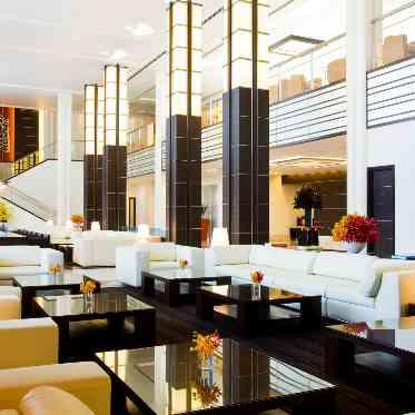 ノートルダムマリノア/FIVESTAR WEDDING 1階には広々としたラウンジが。お時間までごゆっくり、お過ごしいただけます