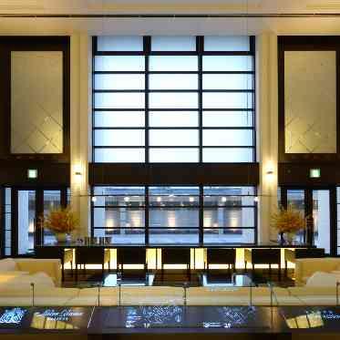 ノートルダムマリノア/FIVESTAR WEDDING 正面玄関をくぐるとシックな雰囲気に包まれたロビーが