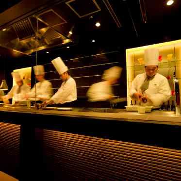 ノートルダムマリノア/FIVESTAR WEDDING すべての披露宴会場にオープンキッチンを。五感で料理を堪能