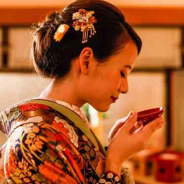 ホテルニューオータニ博多 杯で酒を飲み交わす三々九度の儀