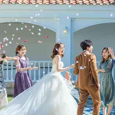 青空の下で行うフラワーシャワーは写真映え★