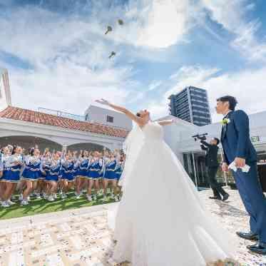 青空の下でブーケトス!