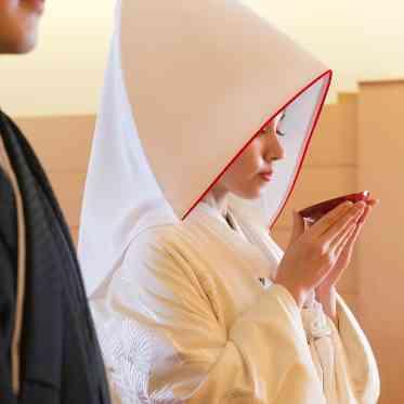 KKRホテル東京 白無垢・綿帽子での挙式。夫婦の契りを結ぶ三々九度。
赤い縁のはいった綿帽子も