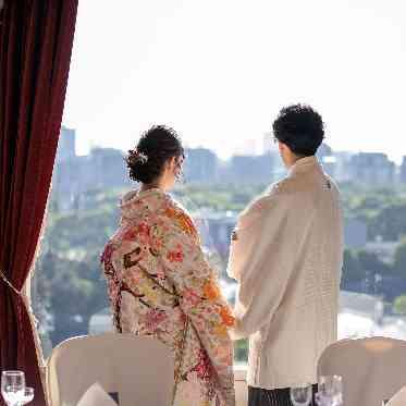 KKRホテル東京 壁一面の窓から皇居の緑を見晴らす。会場からは江戸城平川門も見える