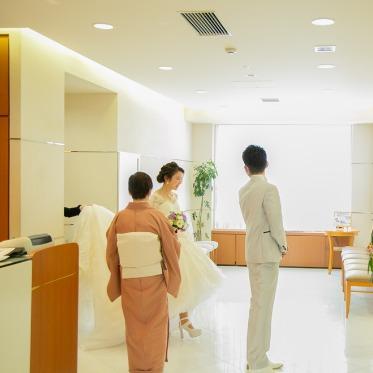 KKRホテル東京 美容室にて：お支度が上がり初めて当日お二人そろって鏡の前で確認する緊張の一瞬