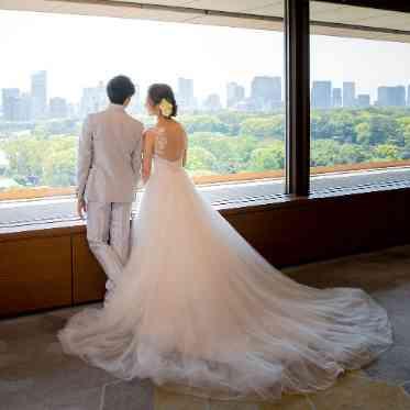 KKRホテル東京 優しいシフォンのドレスは皇居の緑を引き立てて