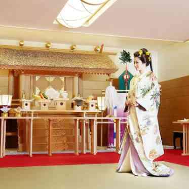 KKRホテル東京 お鬘をつけた気品あふれる打掛姿も