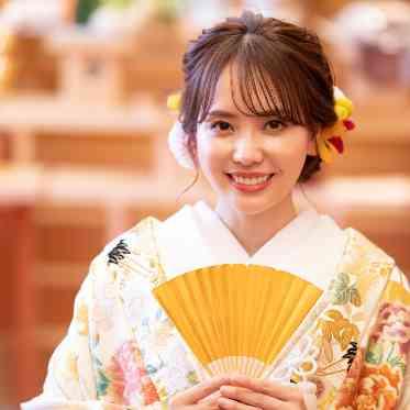 KKRホテル東京 華やかな色打ち掛けに洋髪も似合う