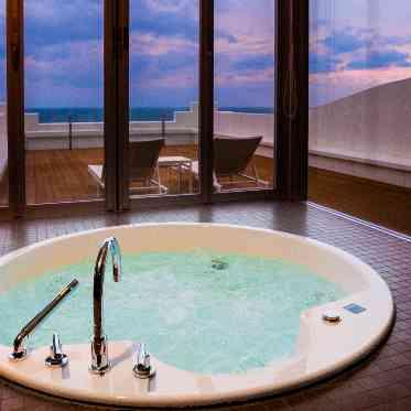 HOTEL GREGES(オテル グレージュ) 海を眺めながら、ジャグジーでくつろぐ贅沢なひととき