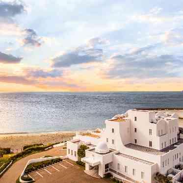 HOTEL GREGES(オテル グレージュ) 絶景の海辺に佇む、白亜のリゾート