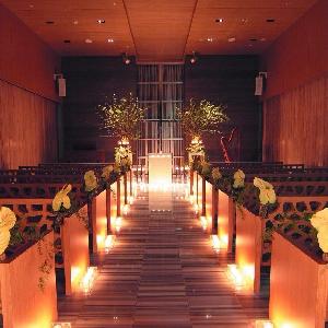 ホテルアークリッシュ豊橋 ナイトウェディングならでは。
バージンロードに灯るあたたかな光に包まれて。