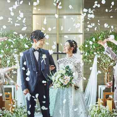 ホテルアークリッシュ豊橋 自然光溢れる明るい雰囲気の中で、
祝福のフラワーシャワー