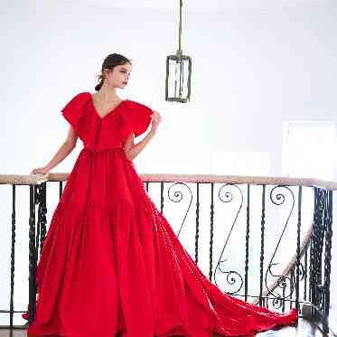 華やかな深紅の色とビッグフリルが特徴のカラードレス