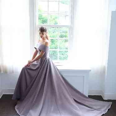 デコルテをすっきりと美しく見せるロールカラーが特徴のドレスです