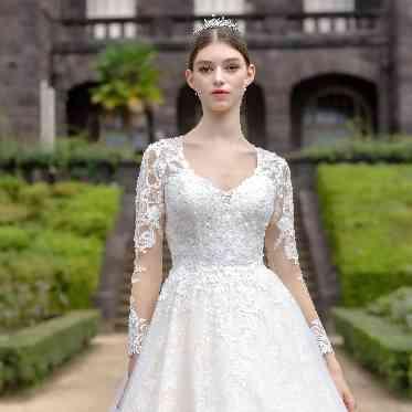 ホテルアークリッシュ豊橋 繊細でエレガントなラッセルレースを贅沢にあしらった1着。優美な装いが特徴です。