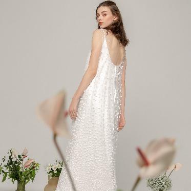 ホテルアークリッシュ豊橋 ボディラインを拾わないウエディングドレス。肩周りを華奢に魅せてくれる1着です。