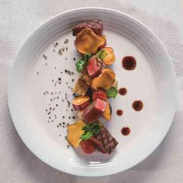 アクアデヴュー佐賀スィートテラス 盛り付けも華やかに。見た目から楽しんで頂けるお料理を