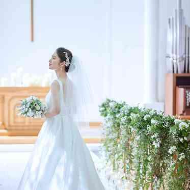 白基調のチャペルは花嫁様をより美しく包み込みます