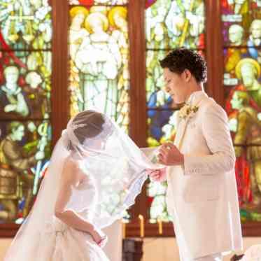 ホテルニュープラザ KURUME ステンドグラスの光の中、フォトジェニックなベールアップ