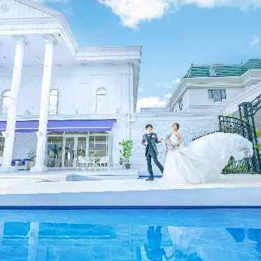 迎賓館シェーナ PARTIR KYOTO リゾート感あふれるプール付きの披露宴会場