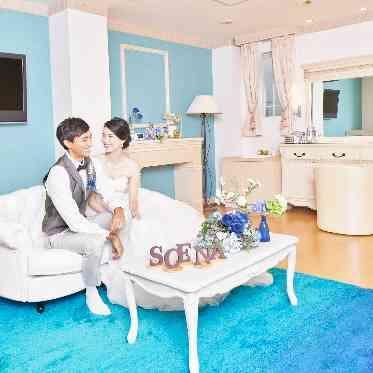 貸切邸宅「シェーナ」の新郎新婦控室は、リゾートホテルのようなくつろぎの空間