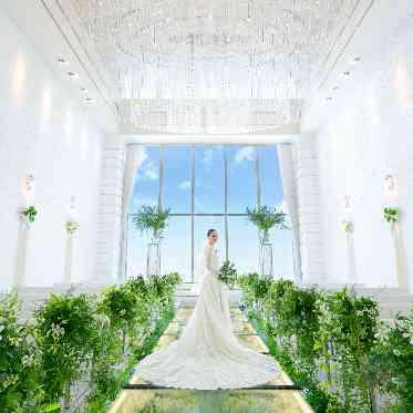 アルマリアン 福岡(ALMALIEN FUKUOKA) バージンロード上のシャンデリアが自然光を反射し、キラキラと輝く空間