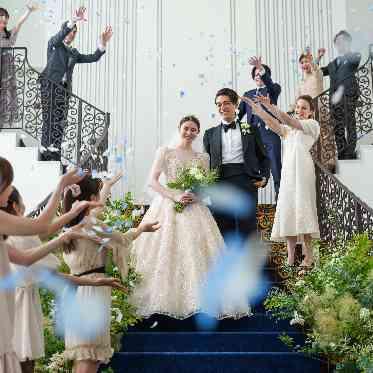 アルマリアン 福岡(ALMALIEN FUKUOKA) 挙式後、大階段での祝福演出はアルマリアンならでは