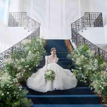 窓からの自然光がたっぷり入る大階段スポットは花嫁の憧れが叶う