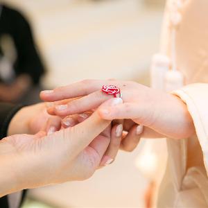 アルマリアン 福岡(ALMALIEN FUKUOKA) 運命の赤い糸で結ばれたおふたりを象徴する紅白の水引リングが和装にぴったり